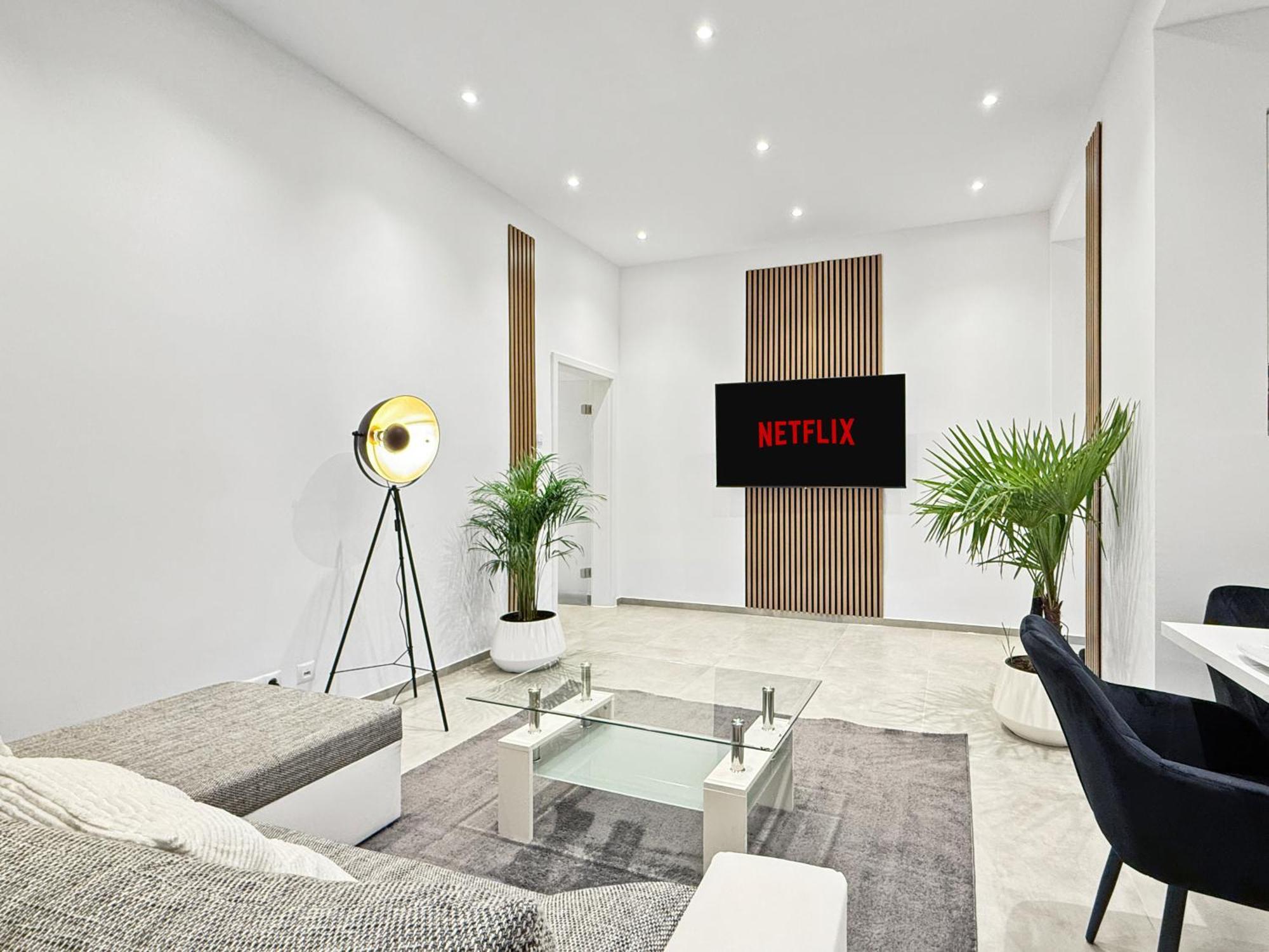 Premium Mit Balkon Und 3 Br Apartment *