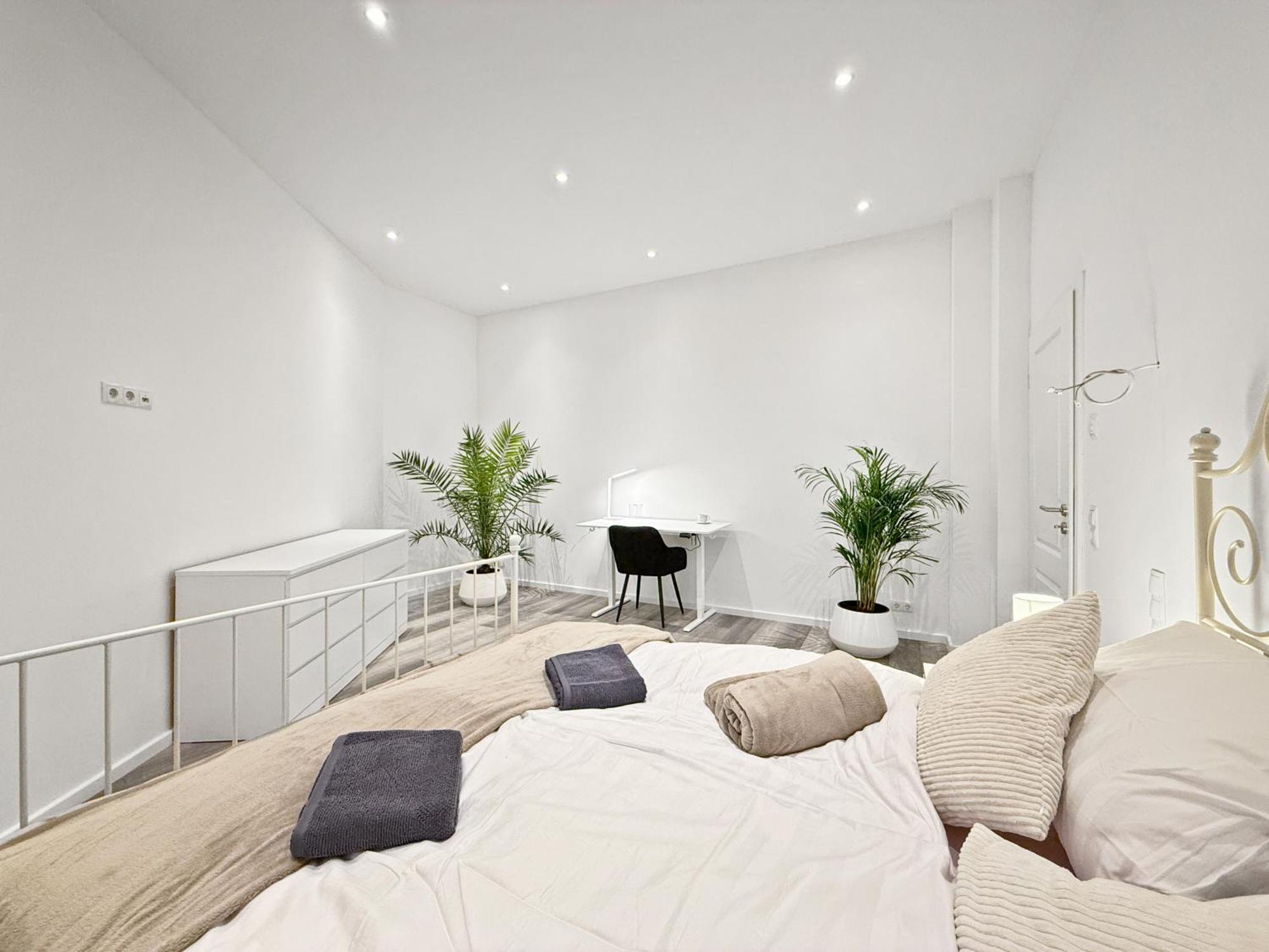 Premium Mit Balkon Und 3 Br *