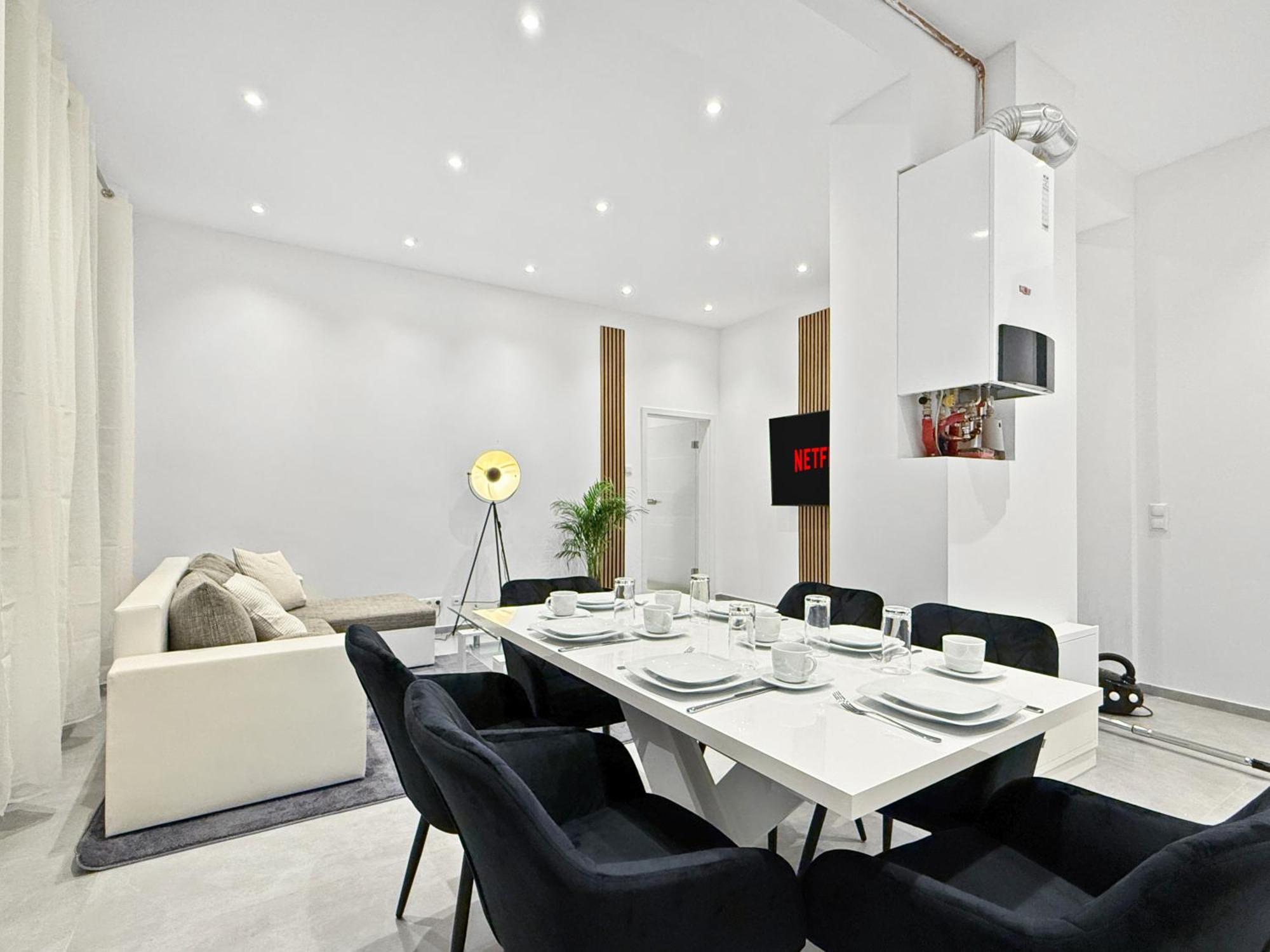 Premium Mit Balkon Und 3 Br *
